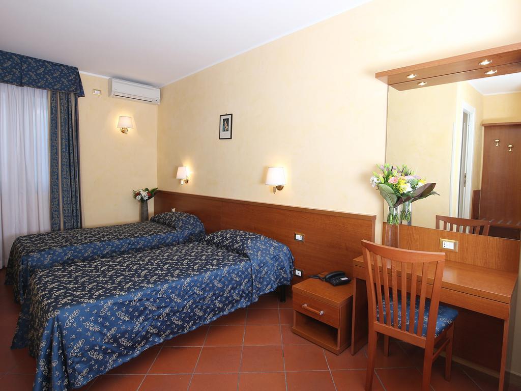 Casa Di Santa Francesca Romana A Ponte Rotto Номер фото